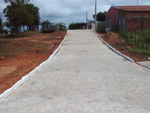 Prefeitura de Cajazeiras pavimenta ruas e realiza mutirão de serviços no distrito de Divinópolis