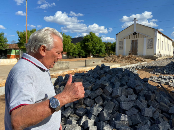 Prefeito Zé Aldemir inspeciona obras de pavimentação no Distrito de Azevém
