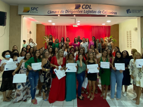 Secretaria das Mulheres de Cajazeiras e Senac entregam certificados de cursos profissionalizantes
