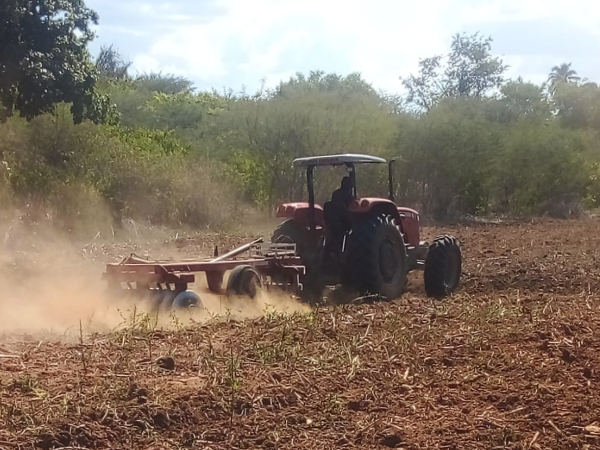 Inverno 2023: Prefeitura de Cajazeiras intensifica programa de corte de terra para o plantio