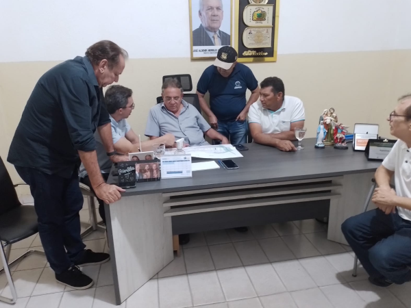 No gabinete municipal: diretor do Laureano apresenta projeto arquitetônica da Unidade Oncológica de Cajazeiras