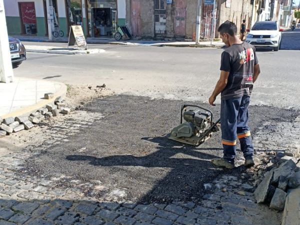 Prefeitura de Cajazeiras intensifica ações de recuperação da malha asfáltica da cidade