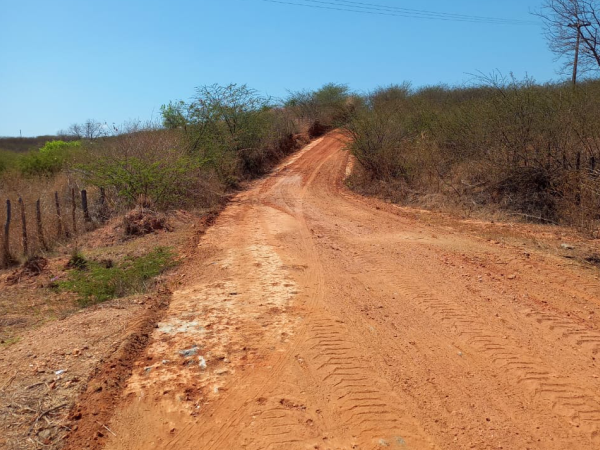 Novas frentes de trabalho: Prefeitura de Cajazeiras recupera estradas vicinais da região sul