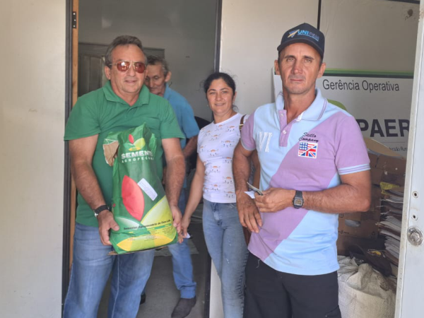 Milho, feijão e sorgo: Prefeitura de Cajazeiras distribui sementes para agricultores