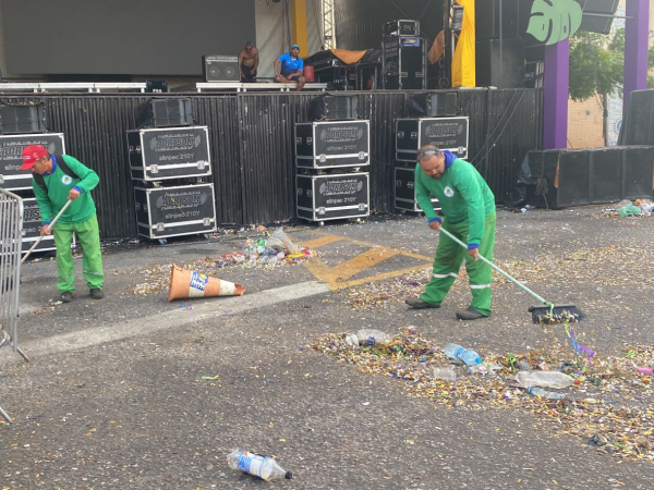 Prefeitura garante ruas e avenidas limpas após apresentações artísticas e desfile de blocos no carnaval de Cajazeiras