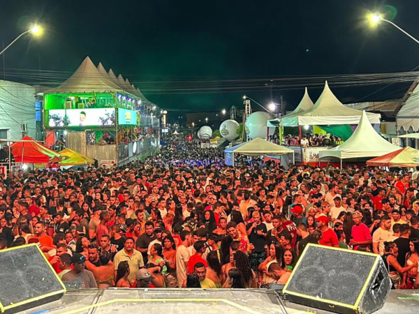 Mesmo com chuva, segunda noite do Carnaval na Avenida Juvêncio Carneiro foi sucesso