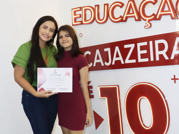 Prefeitura de Cajazeiras entrega certificados de programa de qualificação a alunos do sistema Municipal de Educação