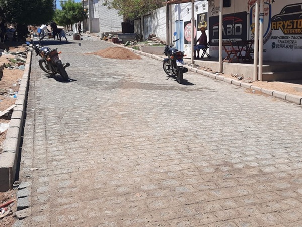 ACELERA CAJAZEIRAS: Prefeitura inicia pavimentação da terceira rua na zona da cidade