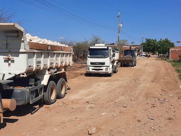 Prefeitura de Cajazeiras inicia pavimentação a paralelepípedo da Rua Projeta 01 na Agrovila