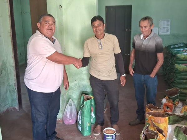 Prefeitura de Cajazeiras inicia distribuição de sementes para o plantio 2025