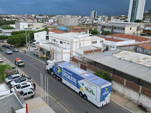 Cajazeiras recebe carreta do programa "Agora Tem Especialistas"