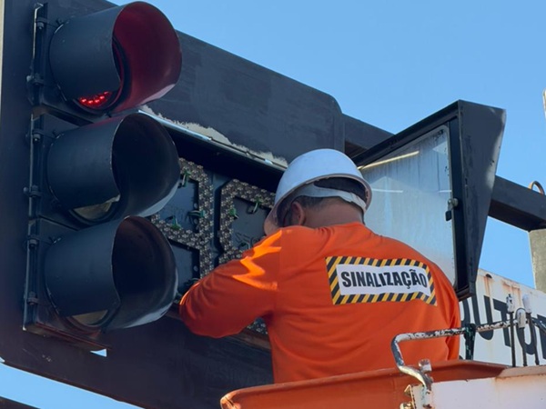 SCTRANS implanta faixas de LED em semáforos e moderniza sinalização viária em Cajazeiras