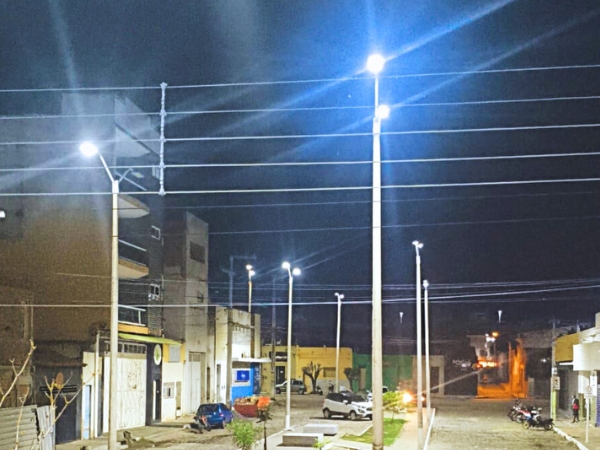 Secretaria de Infraestrutura realiza reposição de iluminação pública e limpeza de canais em diversos bairros