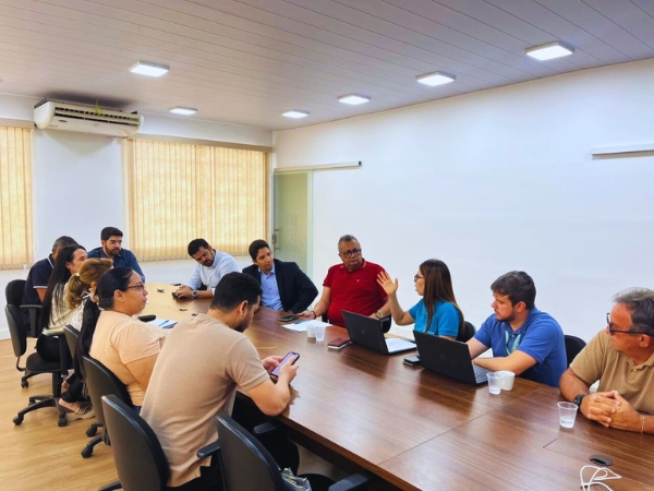 Procon promove reunião sobre cumprimento da lei de remoção de fiação inutilizada nos postes