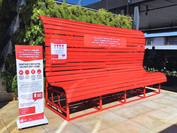 Cajazeiras inaugura "Banco Vermelho" como símbolo de enfrentamento à violência contra a mulher