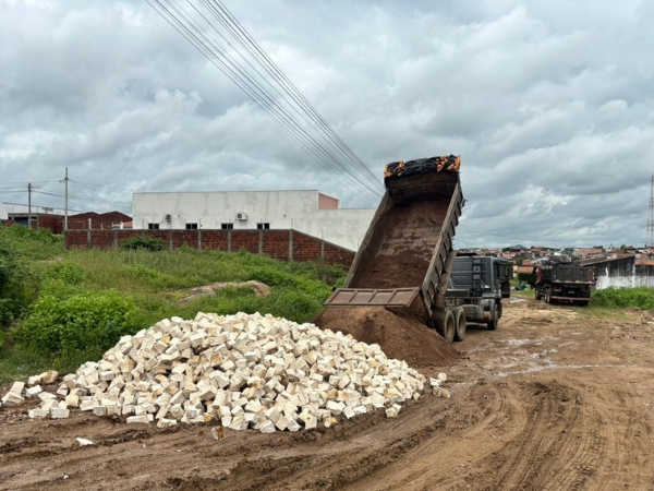 Prefeitura inicia obra de pavimentação de ruas no bairro dos Remédios dentro do programa Acelera Cajazeiras