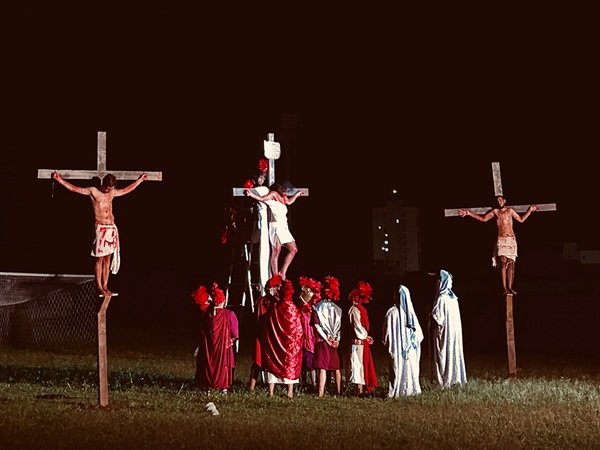 Paixão de Cristo emociona público e lota estádio na abertura em Cajazeiras
