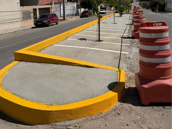 Prefeitura avança com serviços de sinalização em ruas e avenidas e com melhorias nos canteiros da cidade