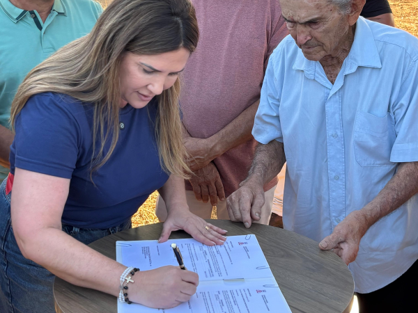 Prefeita assina Ordem de Serviço para construção de ginásio no Sítio Patamuté e anuncia mais obras na comunidade