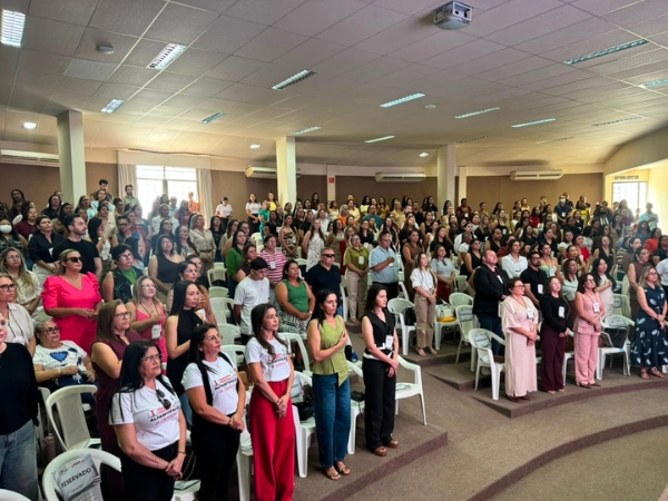 I Seminário Regional debate alfabetização na idade certa e reúne educadores do Alto Sertão com palestra de Veveu Arruda