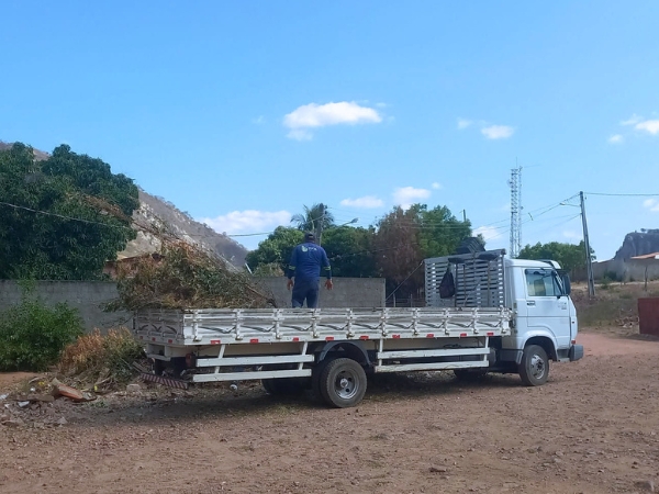 Prefeitura realiza serviços de infraestrutura no distrito de Boqueirão