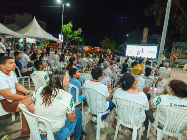 Projeto EJA em Movimento promove Feira de Saberes na Praça da Prefeitura